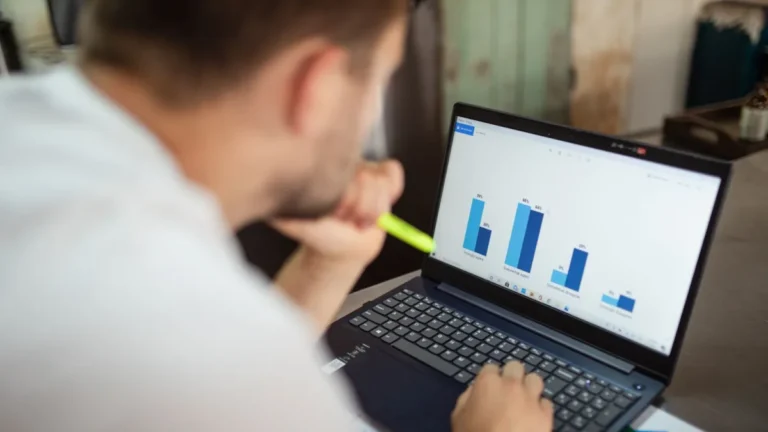 Persona revisando en su notebook los gráficos de resultados de una campaña