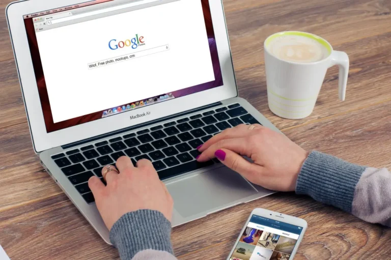 Persona escribiendo una búsqueda en Google desde su notebook